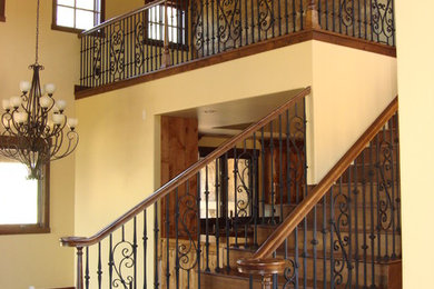 Diseño de escalera recta mediterránea grande con escalones de madera y contrahuellas de madera