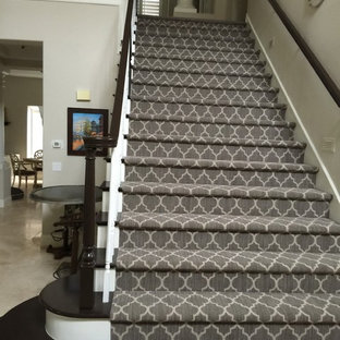 Diseño de escalera recta, romántica, grande, con escalones de madera, contrahuellas de madera pintada y barandilla de madera