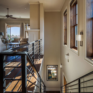 Imagen de escalera recta, tradicional renovada, grande, con escalones de madera, contrahuellas de madera y barandilla de metal