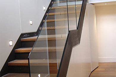 シドニーにあるコンテンポラリースタイルのおしゃれな折り返し階段 (金属の蹴込み板) の写真