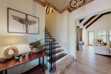 Imagen de escalera recta de estilo de casa de campo de tamaño medio con escalones de madera, contrahuellas de madera y barandilla de varios materiales
