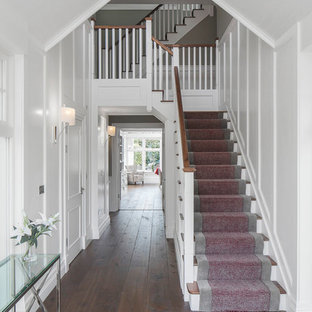 Diseño de escalera en L, tradicional renovada, pequeña, con escalones de madera, contrahuellas de madera y barandilla de madera