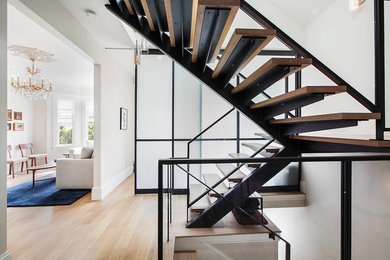 Стильный дизайн: большая металлическая лестница на больцах в стиле модернизм с деревянными ступенями - последний тренд