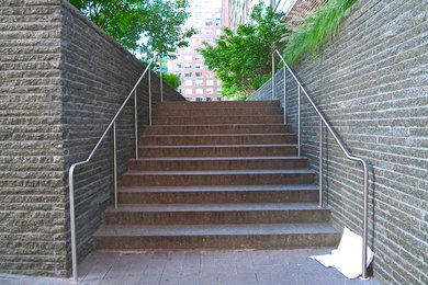 ニューヨークにあるコンテンポラリースタイルのおしゃれな階段の写真