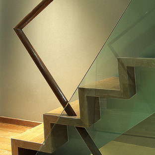 Inspiration pour un escalier droit minimaliste de taille moyenne avec des marches en bois et des contremarches en bois.
