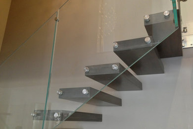Foto de escalera recta contemporánea de tamaño medio