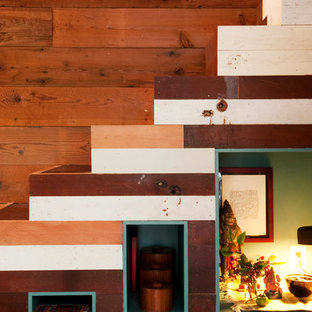 Foto de escalera recta, bohemia, pequeña, con escalones de madera y contrahuellas de madera pintada