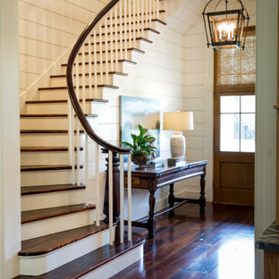 Modelo de escalera curva y machihembrado, tradicional, de tamaño medio, con escalones de madera, contrahuellas de madera, barandilla de madera y machihembrado