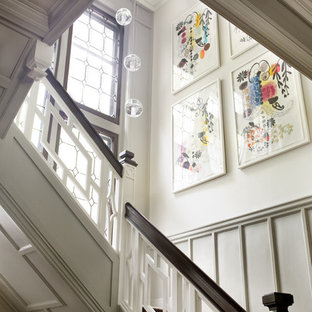Inspiration pour un escalier traditionnel avec un garde-corps en bois.