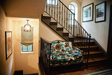 Imagen de escalera en L tradicional renovada de tamaño medio con escalones de madera y contrahuellas de madera