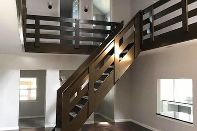 Imagen de escalera recta clásica renovada de tamaño medio sin contrahuella con escalones de madera y barandilla de madera