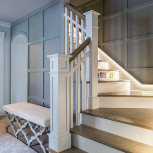 Mittelgroße Klassische Holztreppe in L-Form mit Holz-Setzstufen und Holzgeländer in Sonstige