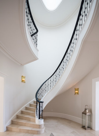 Traditional Staircase by Des Ewing Residential Architects