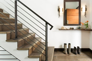 Ejemplo de escalera recta rural de tamaño medio con escalones de madera y contrahuellas de madera