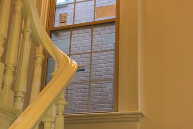 シンシナティにあるトラディショナルスタイルのおしゃれな階段の写真