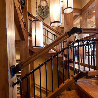 Foto di una grande scala a "U" american style con pedata in legno e alzata in legno