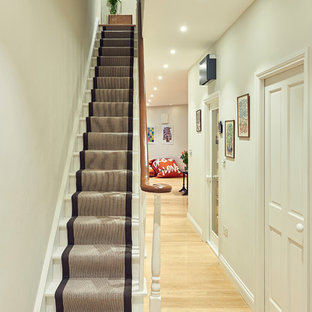 Idée de décoration pour un petit escalier droit tradition avec des marches en bois peint et des contremarches en bois peint.