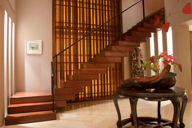 ハワイにあるトロピカルスタイルのおしゃれな階段 (木の蹴込み板) の写真