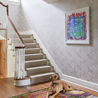 Mittelgroße Klassische Treppe mit Teppich-Treppenstufen, Teppich-Setzstufen und Holzgeländer in New York