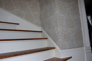オースティンにあるミッドセンチュリースタイルのおしゃれな階段の写真