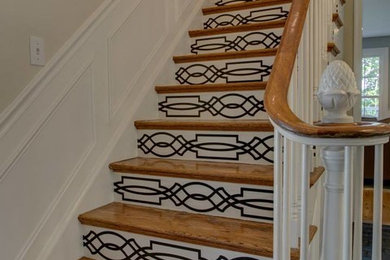 Foto de escalera recta actual con escalones de madera y contrahuellas de madera pintada