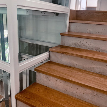 Escalera de madera y hormigón | Ascensor de vidrio | CASA DEL PATIO