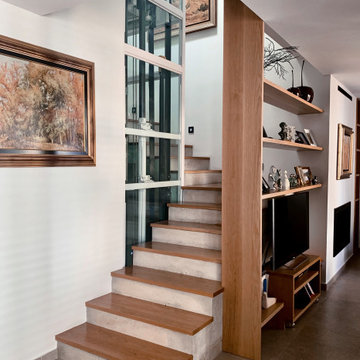 Escalera interior | Hormigón visto y madera | Ascensor de vidrio | CASA DEL PATI