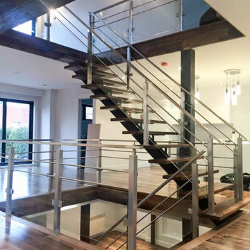 Escalier à limon central et rampes en acier inox / Staircase with a central stri