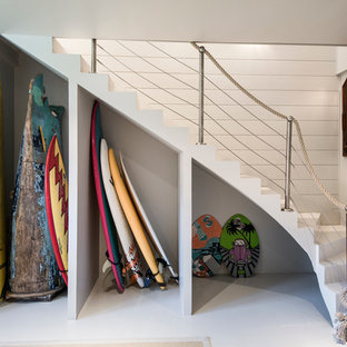 Cette photo montre un escalier bord de mer en L de taille moyenne avec des marches en béton, des contremarches en béton et des rangements.