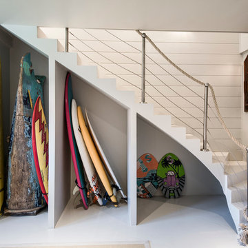 Escalier contemporain dans une maison au bord de la mer