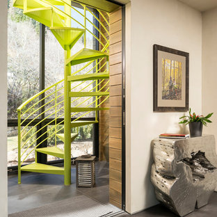 Idee per un'ampia scala a chiocciola minimal con pedata in metallo, nessuna alzata e parapetto in metallo