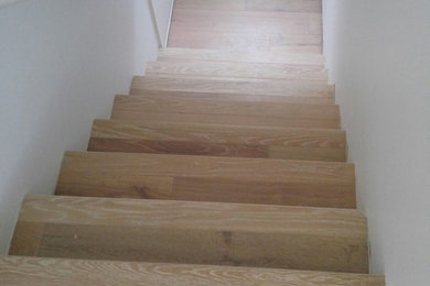 Modelo de escalera recta tradicional de tamaño medio con escalones de madera y contrahuellas de madera