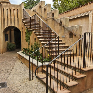 Ejemplo de escalera exterior, mediterránea, con escalones con baldosas y contrahuellas con baldosas y/o azulejos