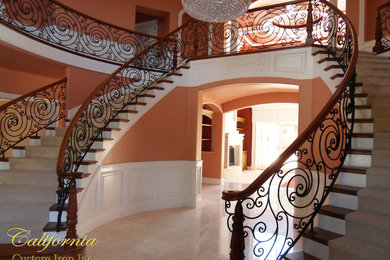 サクラメントにある地中海スタイルのおしゃれな階段の写真
