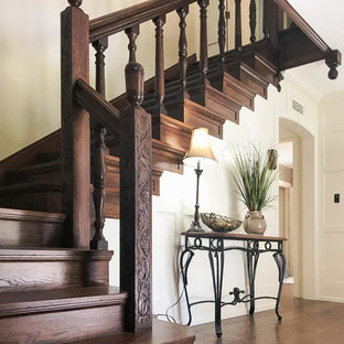 Modelo de escalera en L y boiserie, clásica, de tamaño medio, con escalones de madera, contrahuellas de madera, barandilla de madera y boiserie