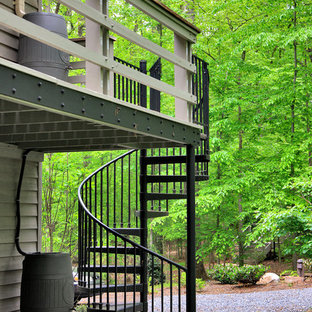 Imagen de escalera exterior clásica renovada