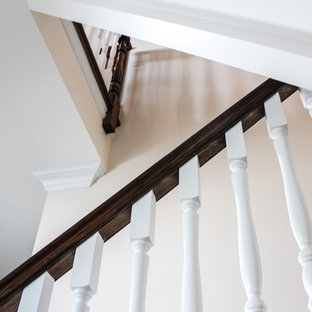 Immagine di una grande scala a "U" shabby-chic style con pedata in legno e alzata in legno