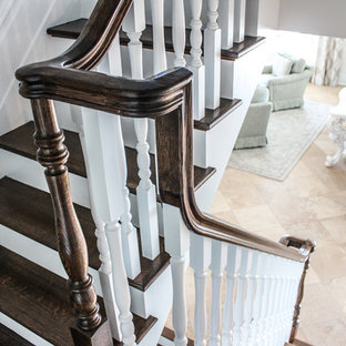 Foto di una grande scala a "U" stile shabby con pedata in legno e alzata in legno