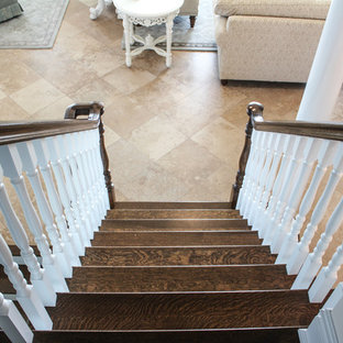 Immagine di una grande scala a "U" stile shabby con pedata in legno e alzata in legno
