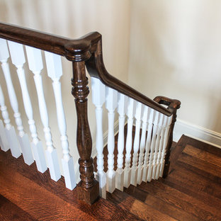 Foto di una grande scala a "U" stile shabby con pedata in legno e alzata in legno
