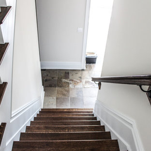 Immagine di una grande scala a "U" shabby-chic style con pedata in legno e alzata in legno