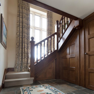 Country Treppe in L-Form mit Teppich-Treppenstufen und Teppich-Setzstufen in Gloucestershire