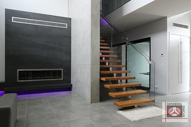 Cette image montre un escalier sans contremarche flottant design avec des marches en bois et éclairage.