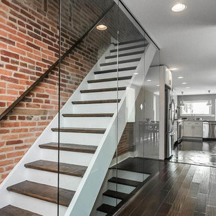 Gerade, Kleine Moderne Holztreppe mit gebeizten Holz-Setzstufen in Baltimore
