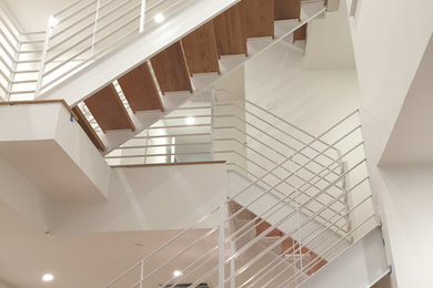 Diseño de escalera en U actual sin contrahuella con escalones de madera