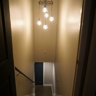 Ejemplo de escalera recta, moderna, pequeña, con escalones de madera y contrahuellas de madera