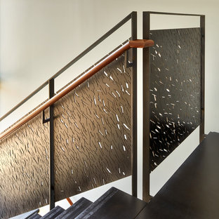 Esempio di una grande scala a "U" moderna con pedata in metallo, alzata in metallo e parapetto in legno