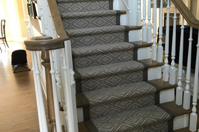 Foto de escalera recta clásica renovada de tamaño medio con escalones enmoquetados y contrahuellas enmoquetadas