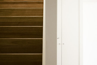 Modelo de escalera recta contemporánea pequeña con escalones de madera y contrahuellas de madera
