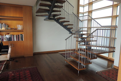 На фото: лестница на больцах, среднего размера в стиле модернизм с деревянными ступенями без подступенок